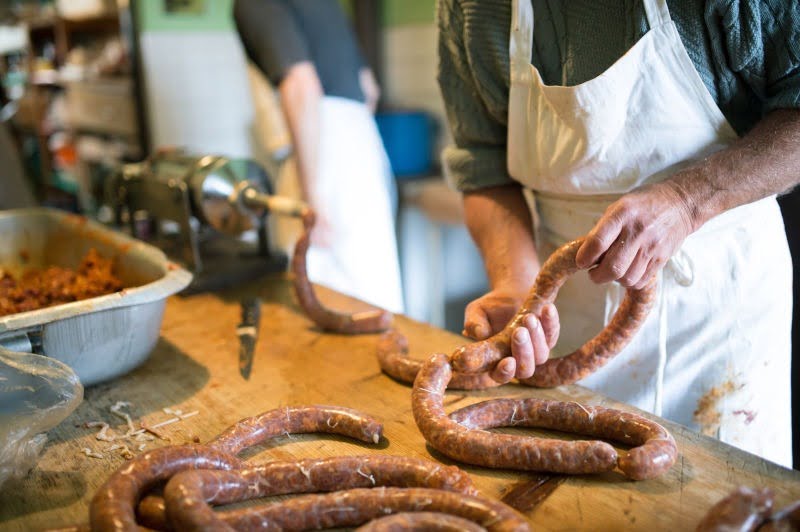 men-making-sausages-the-traditional-way-using-saus-PWS5M9G