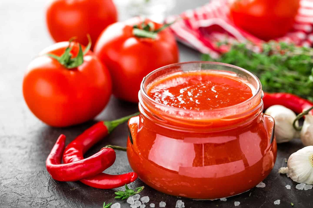 tomato-paste-puree-in-glass-jar-and-fresh-tomatos-PXKF56U